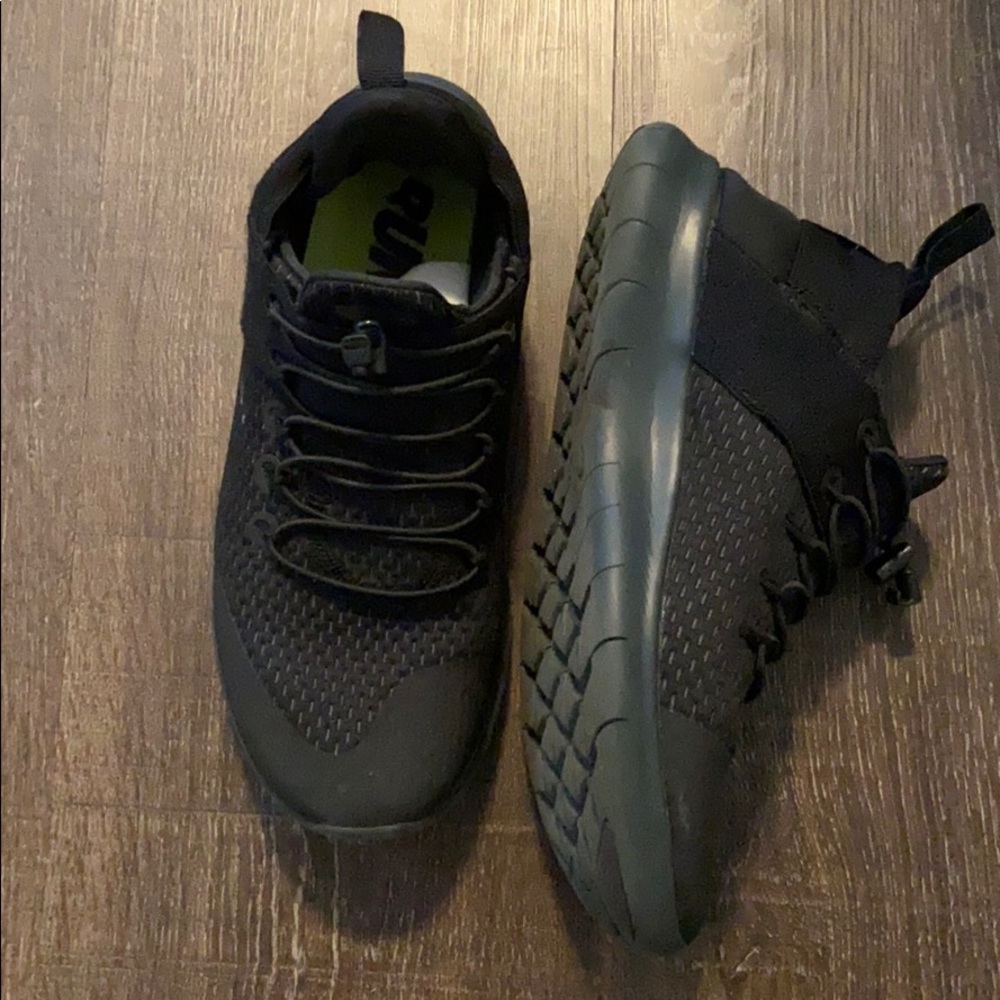 Women’s black nike running shoes